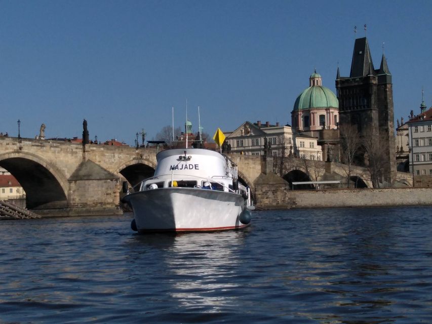 Prague: Vltava River Private Boat Party with Drinks - The 1-hour cruise: what you will experience, in real-world terms