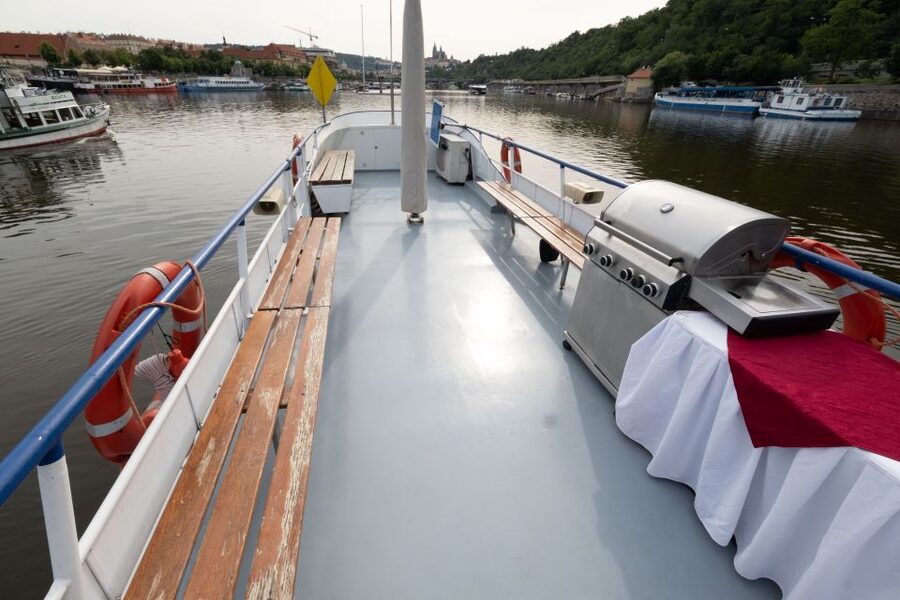 Prague: Vltava River Private Boat Party with Drinks - Drinks on board: what unlimited can mean for your group