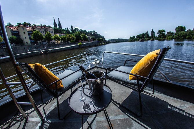 Prague YachtBoat CLASSIC cruise with Unlimited Beer or Prosecco - What’s included (and how to avoid surprises)