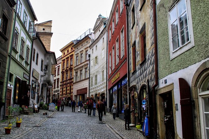 Private one way transfer from Cesky Krumlov to Vienna - Vehicle Choices: 9-Seat Minivan vs 15 to 20 Seater Minibus