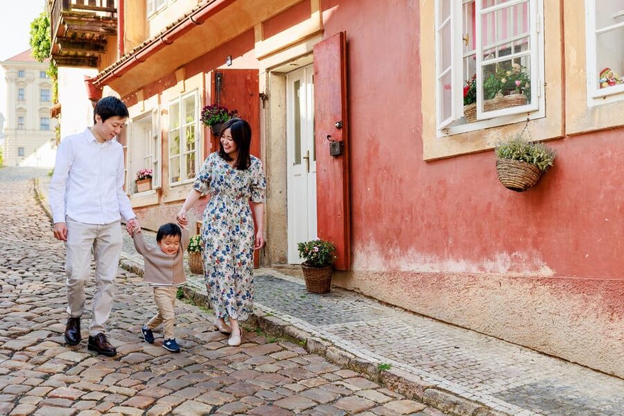 Private Prague Sunrise Photoshoot + Walking Tour - How the morning starts: pickup in Prague and meeting Leah