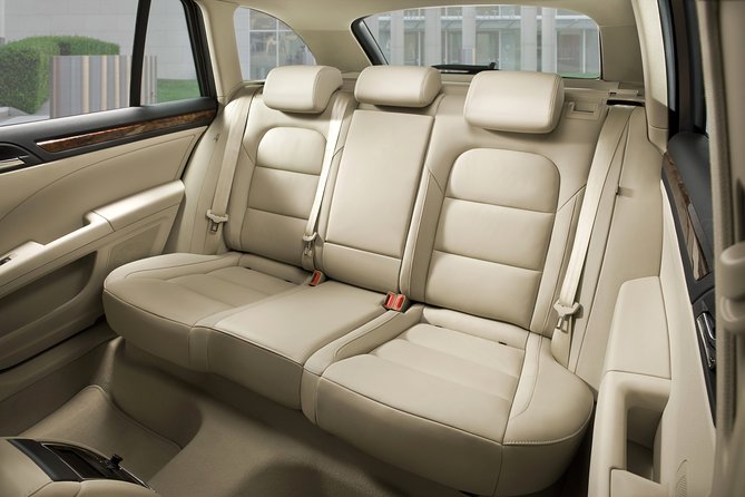 Private Transfer from Prague Airport to Prague City Hotels 1 - 3 pax - Flight tracking and a name sign in arrivals hall