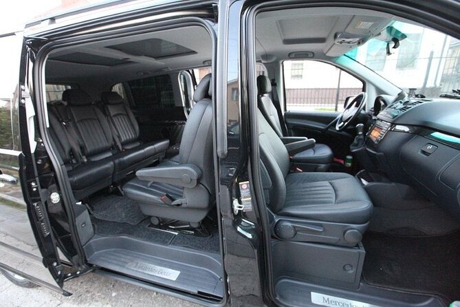 Private Transfer from Prague Airport to Prague City Hotels 1 - 7 pax - How the Prague airport pickup works, arrivals hall sign and flight tracking