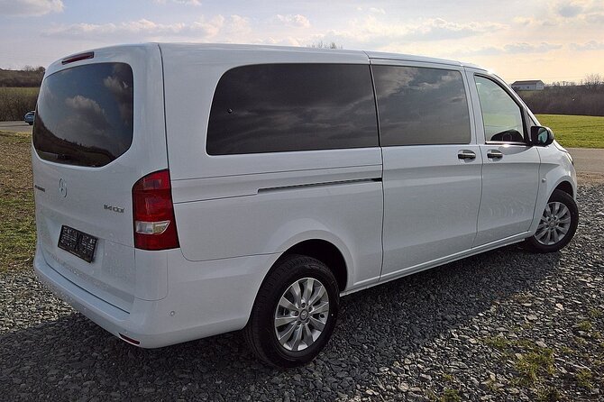 Private Transfer from Prague Airport to Prague City Hotels 1 - 7 pax - Timing tips: what to do if flights shift or luggage takes longer