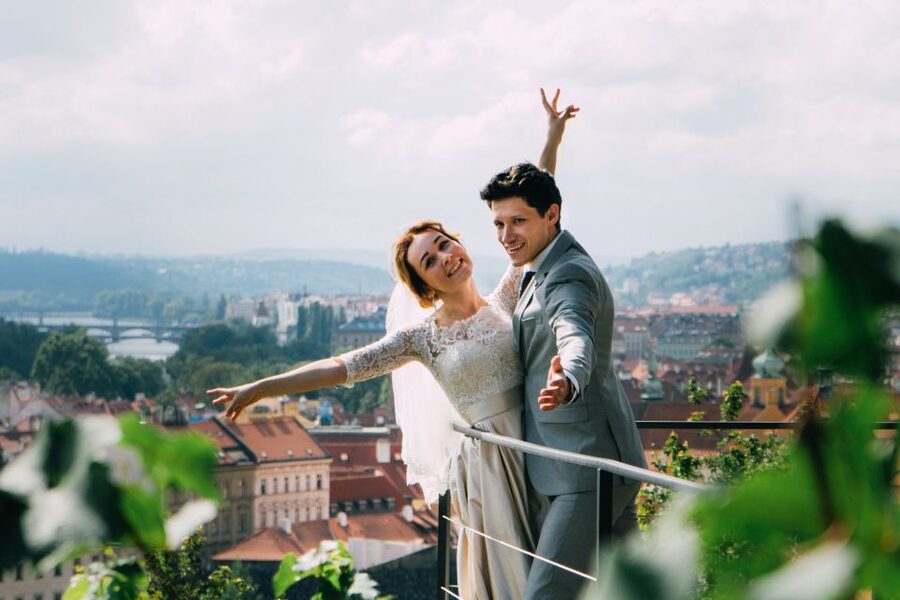Professional photoshoot in Prague - 1 hour, 30 or 15 min - Languages, group size, and accessibility basics