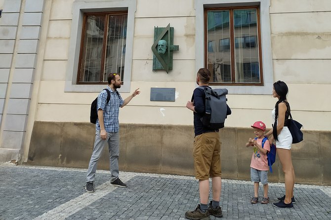 Rent-a-Friend in Prague - Stop 3: Charles Bridge for about 15 minutes, plus how to avoid the crowd spiral