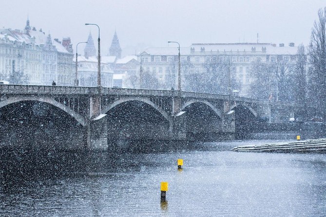 Shared Departure Transfer: Prague Hotel to Prague Airport - What your airport arrival looks like