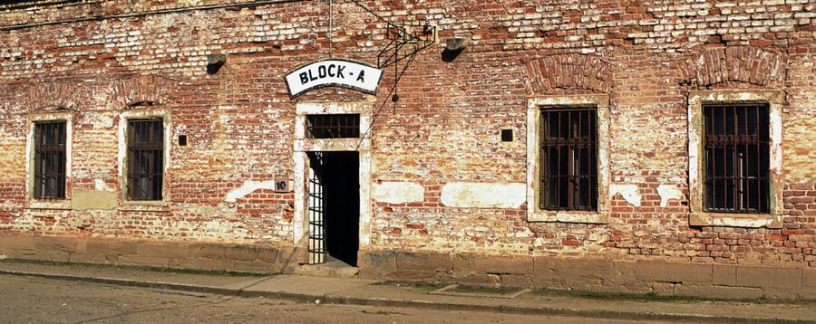 Terezin: Guided Tour of the Concentration Camp and Museum - Meeting point and getting to the site without stress