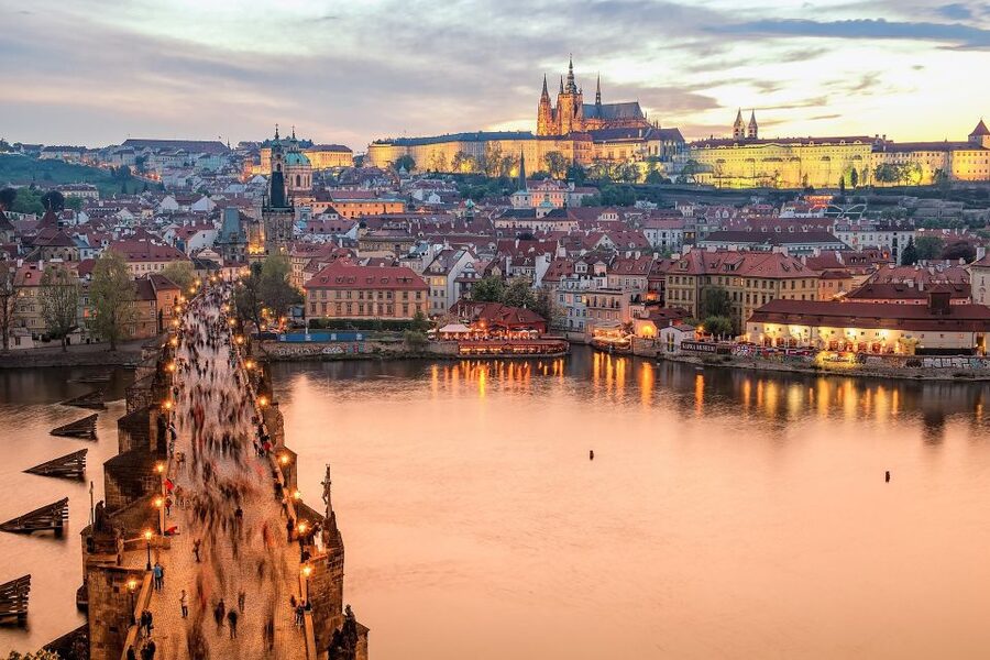 The Royal road, walking tour in french - Karlova Street to Charles Bridge: views with real historical context
