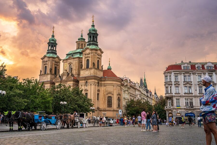 The Royal road, walking tour in french - Týn Yard, Ungelt, and Old Town Square: the core postcard starts talking