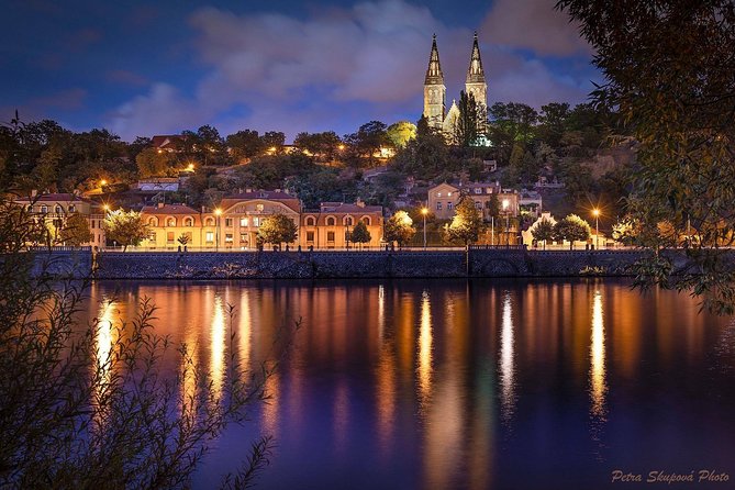 VIP Private tour Prague: Castle, Lunch, Beer, Boat - Lennon Wall and the Vltava Beach Cruise With Drink