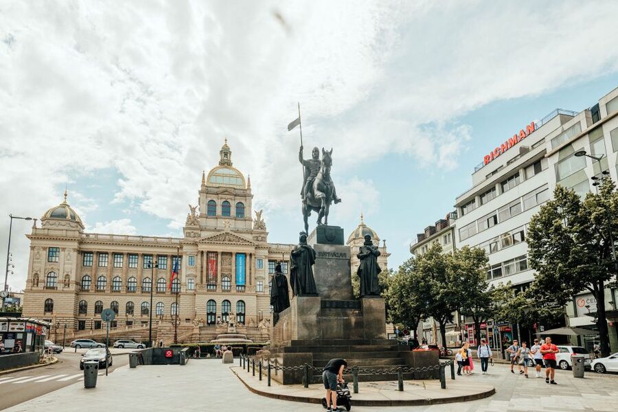 Walking tour of Prague in French : Nové Město - The Prague National Theatre and Legion Bridge to Park Legií Finish