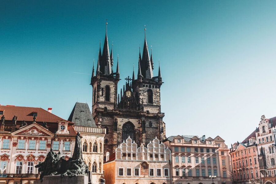 Walking tour of Prague in french: Old Town & Charles Bridge - Old Town Square: Jan Hus vs. the Marian column and the Orloj clock